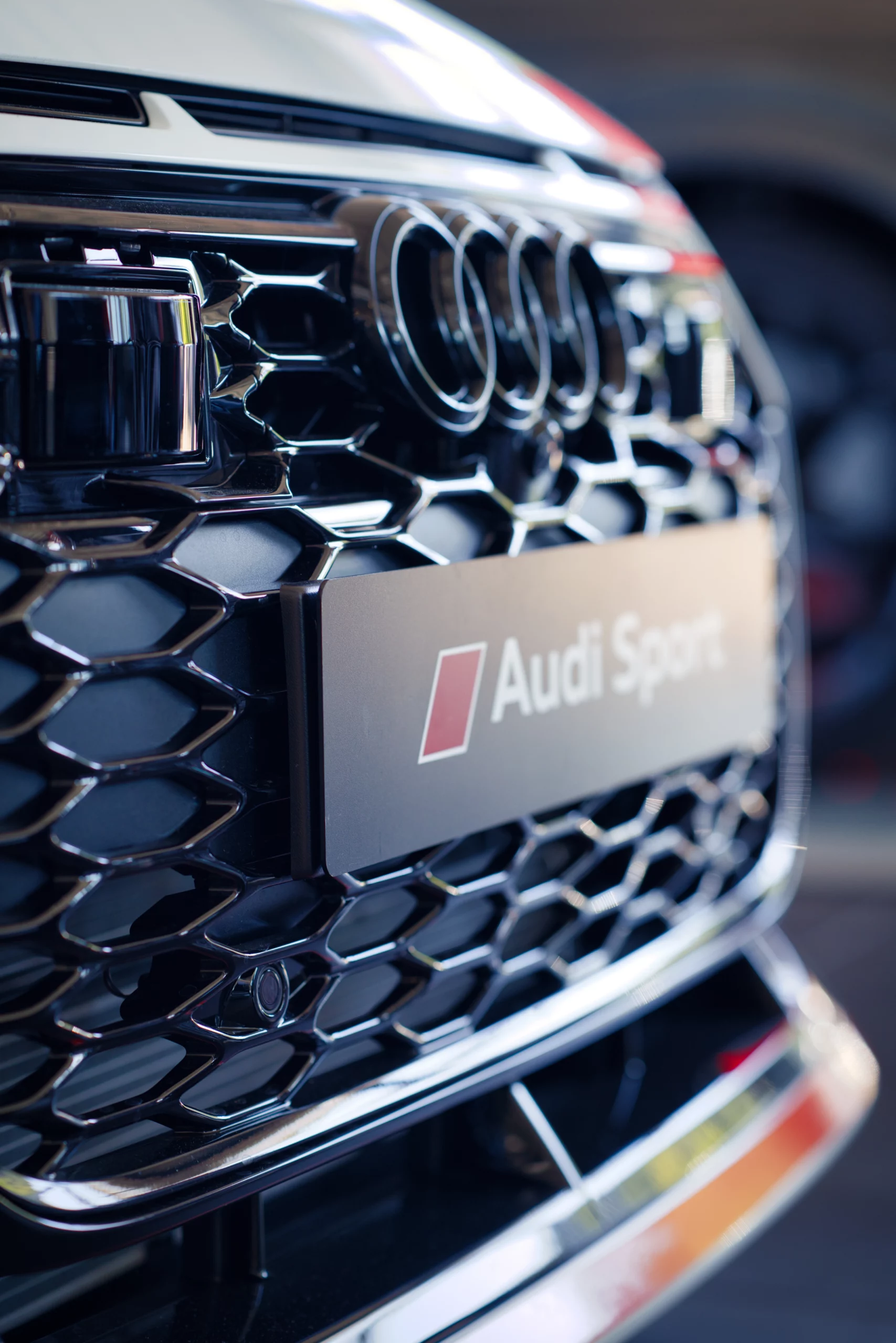 Detailaufnahme eines Audi Fahrzeugs im Autohaus der WWG Autowelt